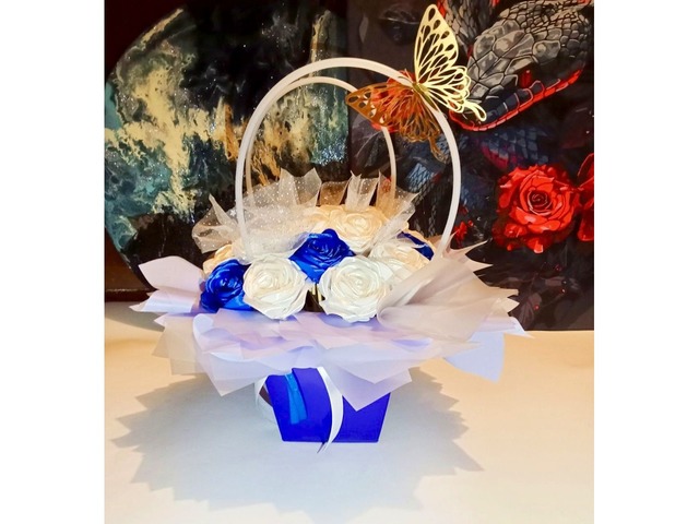 Сині та молочні троянди з атласної стрічки