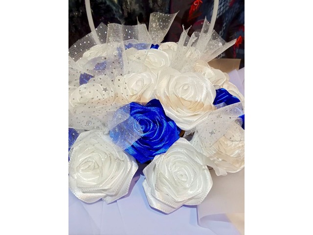 Сині та молочні троянди з атласної стрічки
