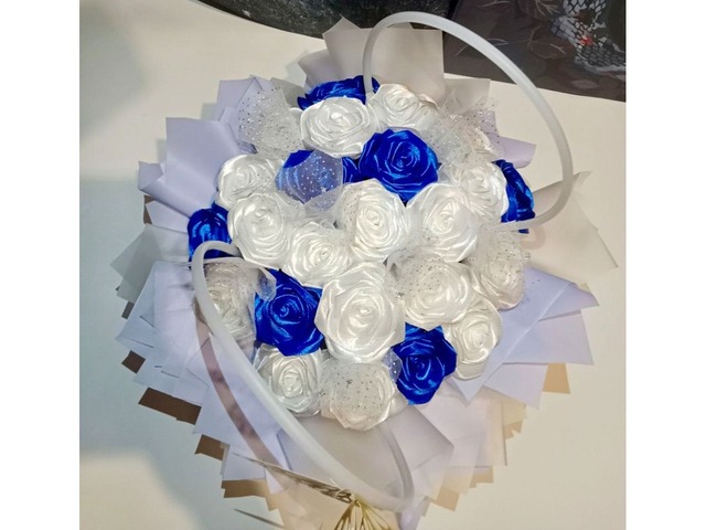 Сині та молочні троянди з атласної стрічки