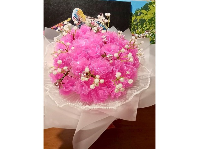 Ніжні рожеві троянди з органзи