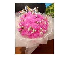 Ніжні рожеві троянди з органзи