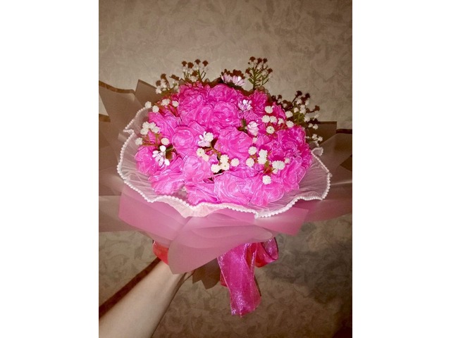 Ніжні рожеві троянди з органзи