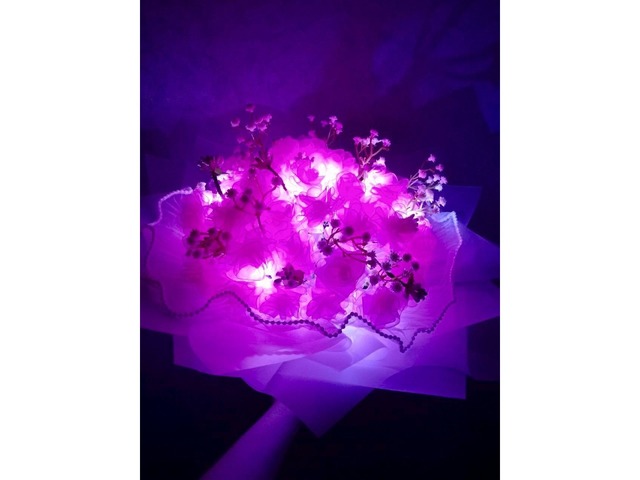 Ніжні рожеві троянди з органзи