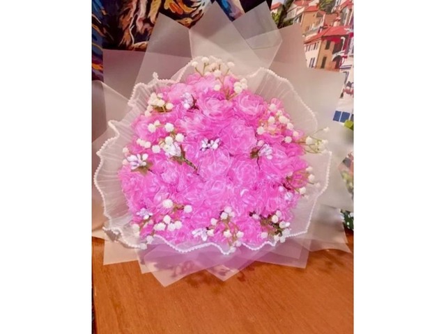 Ніжні рожеві троянди з органзи