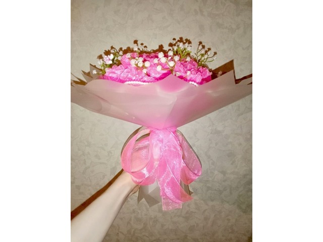 Ніжні рожеві троянди з органзи