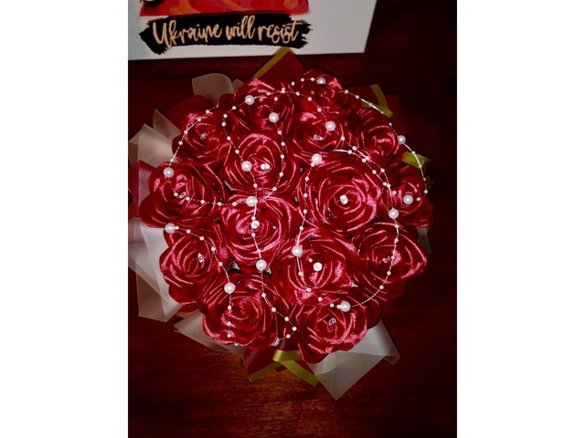 Бордові троянди