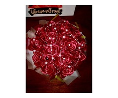 Бордові троянди