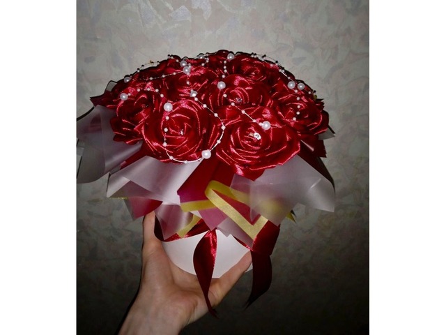 Бордові троянди