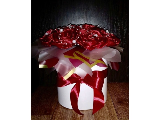 Бордові троянди