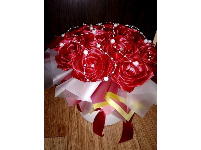 Бордові троянди