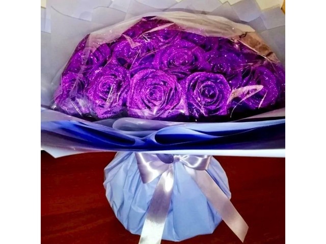 Букет фіолетових троянд з глітером