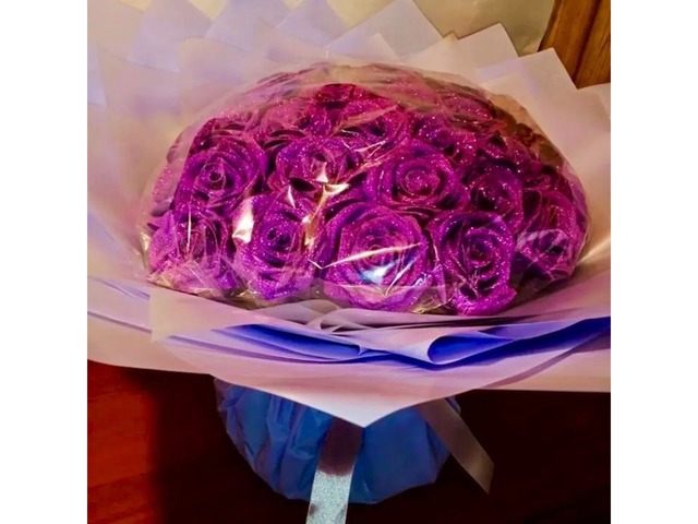 Букет фіолетових троянд з глітером