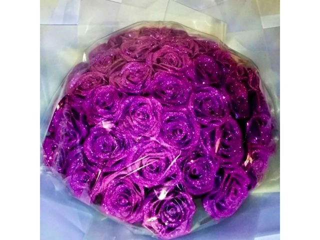Букет фіолетових троянд з глітером