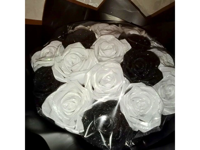 Чорно-білі троянди з глітером