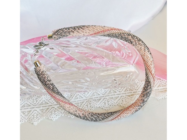 Прикраса із бісеру кольє-джгут "Срібний світанок"