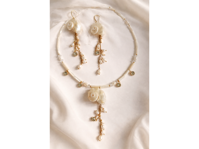 Намисто та сережки з мушлями , перлинами та перламутром