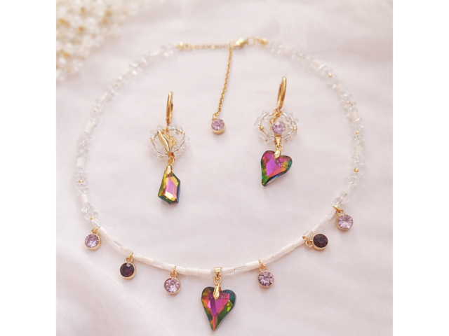 Ніжний комплект прикрас з перламутром та скляними підвісками