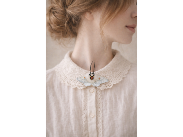 Брошь з метеликом