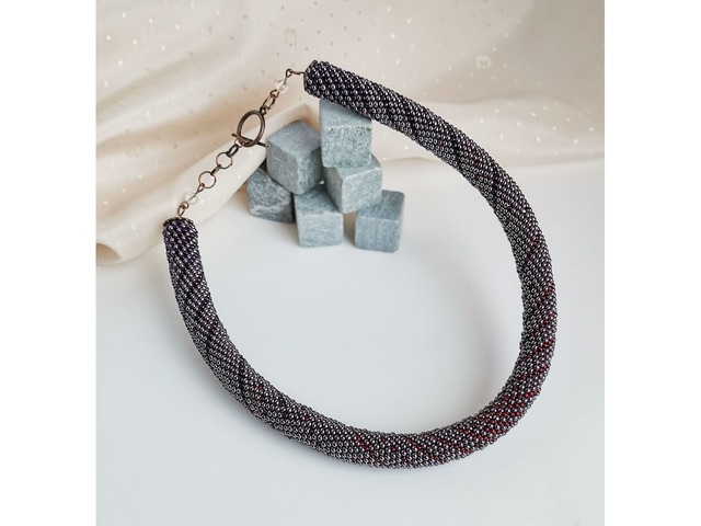 Прикраса із бісеру кольє-джгут "Магніт"