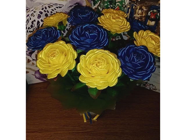Жовто-сині троянди з атласної стрічки