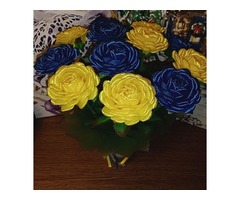 Жовто-сині троянди з атласної стрічки