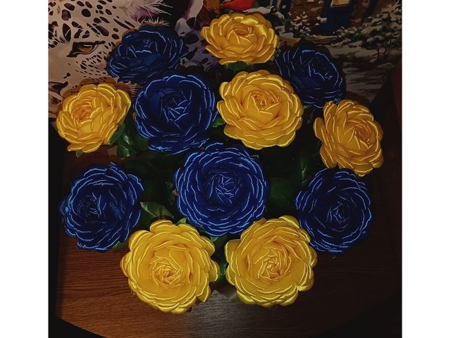 Жовто-сині троянди з атласної стрічки