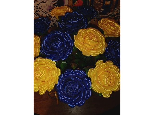 Жовто-сині троянди з атласної стрічки