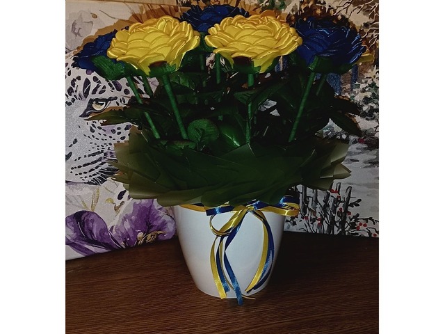 Жовто-сині троянди з атласної стрічки