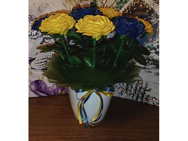 Жовто-сині троянди з атласної стрічки