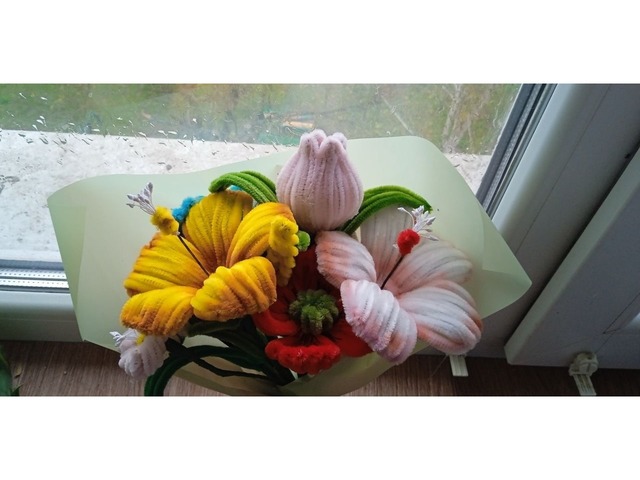 прекрасний індивідуальний букет с синельного дроту