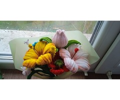 прекрасний індивідуальний букет с синельного дроту