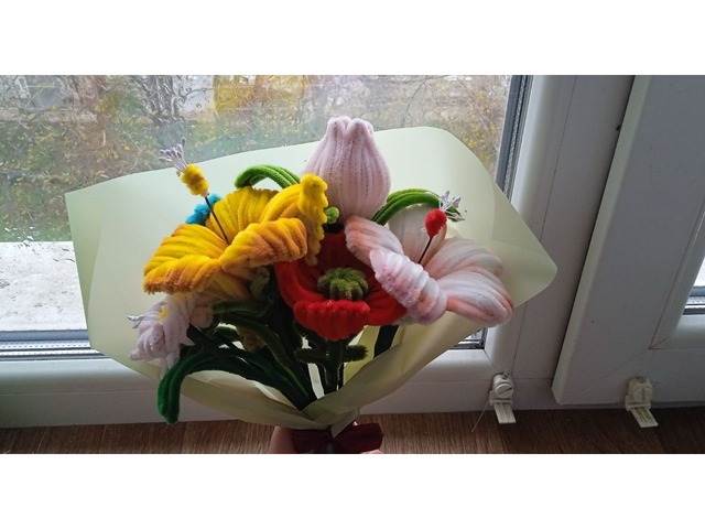 прекрасний індивідуальний букет с синельного дроту