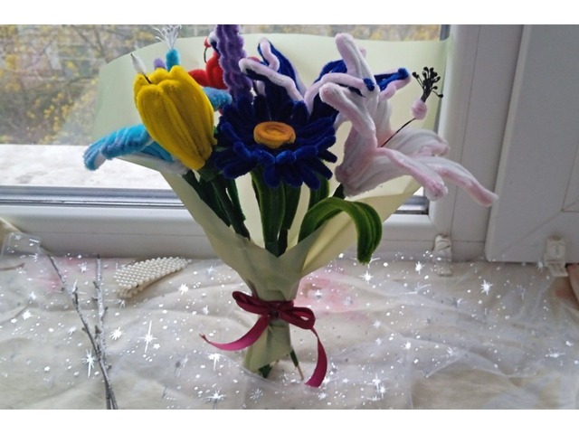 прекрасний індивідуальний букет с синельного дроту