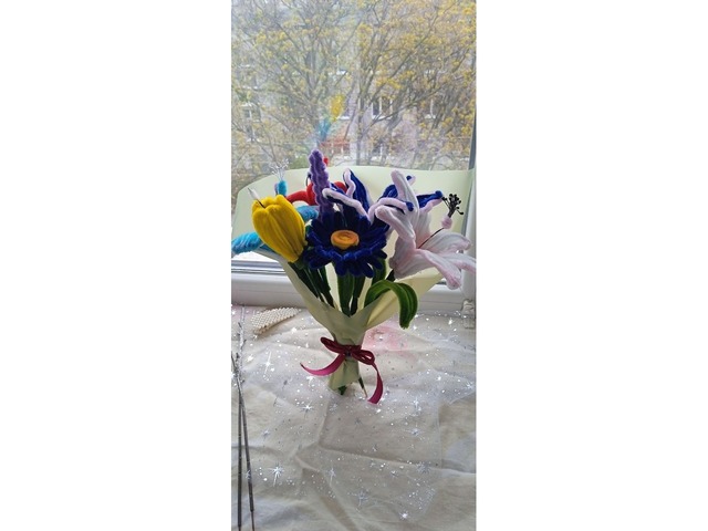 прекрасний індивідуальний букет с синельного дроту