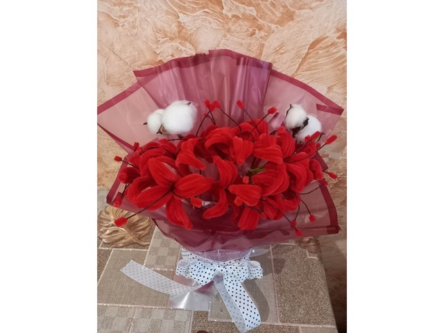 прекрасний індивідуальний букет с синельного дроту