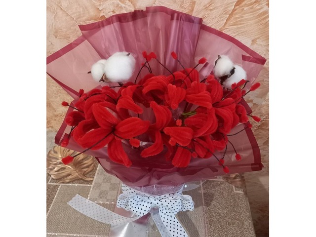 прекрасний індивідуальний букет с синельного дроту