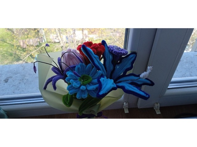 прекрасний індивідуальний букет с синельного дроту