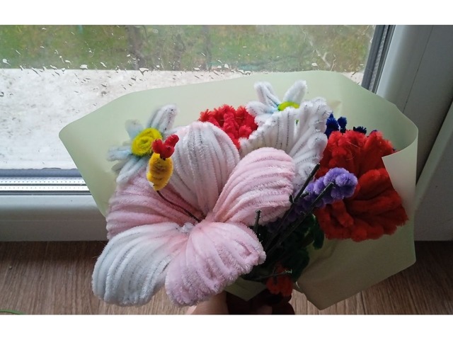 прекрасний індивідуальний букет с синельного дроту