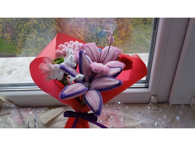 прекрасний індивідуальний букет с синельного дроту