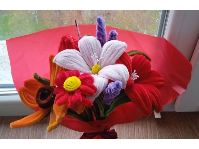 прекрасний індивідуальний букет с синельного дроту