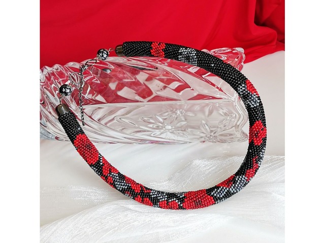 Прикраса із бісеру кольє-джгут "Червоні вогники"