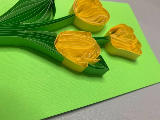 Квілінг листівка “Від щирого серця” з жовтими тюльпанами ручної роботи