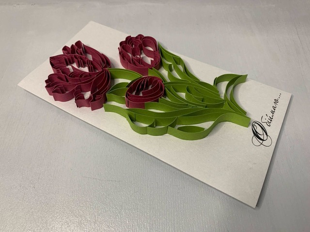 Квілінг листівка “Обіймаю…” з бордовими тюльпанами ручної роботи