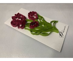 Квілінг листівка “Обіймаю…” з бордовими тюльпанами ручної роботи