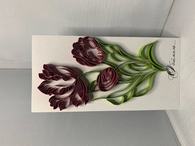 Квілінг листівка “Обіймаю…” з бордовими тюльпанами ручної роботи