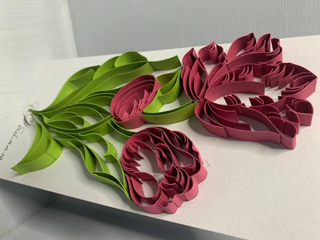 Квілінг листівка “Обіймаю…” з бордовими тюльпанами ручної роботи