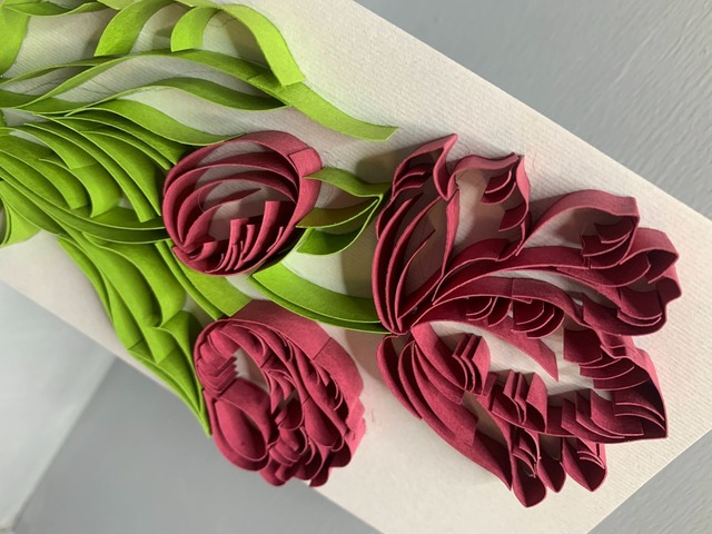 Квілінг листівка “Обіймаю…” з бордовими тюльпанами ручної роботи