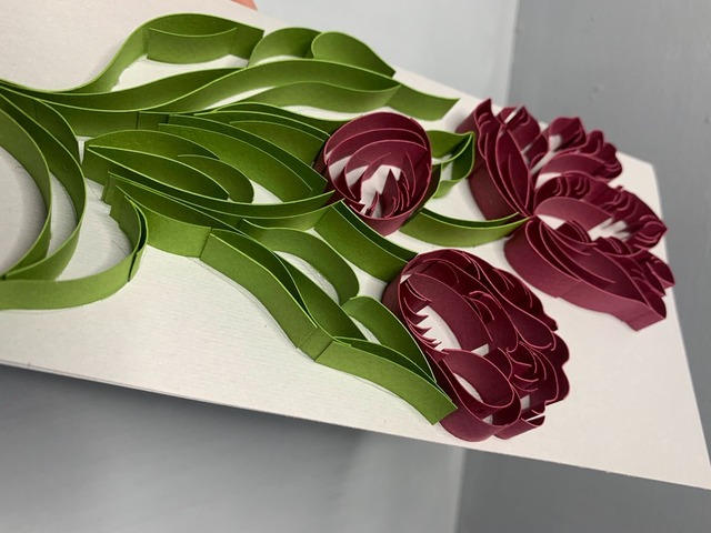 Квілінг листівка “Обіймаю…” з бордовими тюльпанами ручної роботи