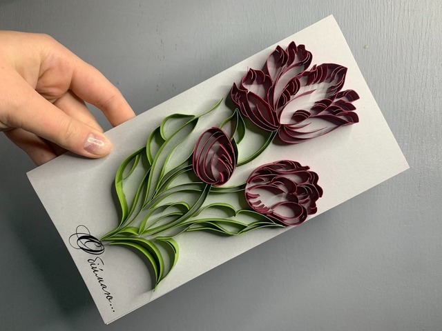 Квілінг листівка “Обіймаю…” з бордовими тюльпанами ручної роботи