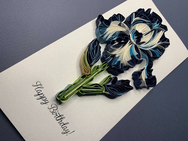 Квілінг листівка “З Днем народження” з об’ємною ірисом у темно-синіх відтінках  Опис: